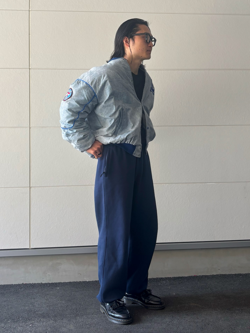 「春めき満開コーデ、スタジャン、メンズファッション、メガネ男子、古着MIX、古着、スウェットパンツ、ローファー、ブルー、オトナカジュアル、春服コーデ、シンプル、古着コーデ、お出かけコーデ」｜「STARTERのアイテム（スタジャン、ブルー系）」を使った、ヒサダさん（骨格ストレート・メンズ・177cm）の春コーディネートの3枚目の写真