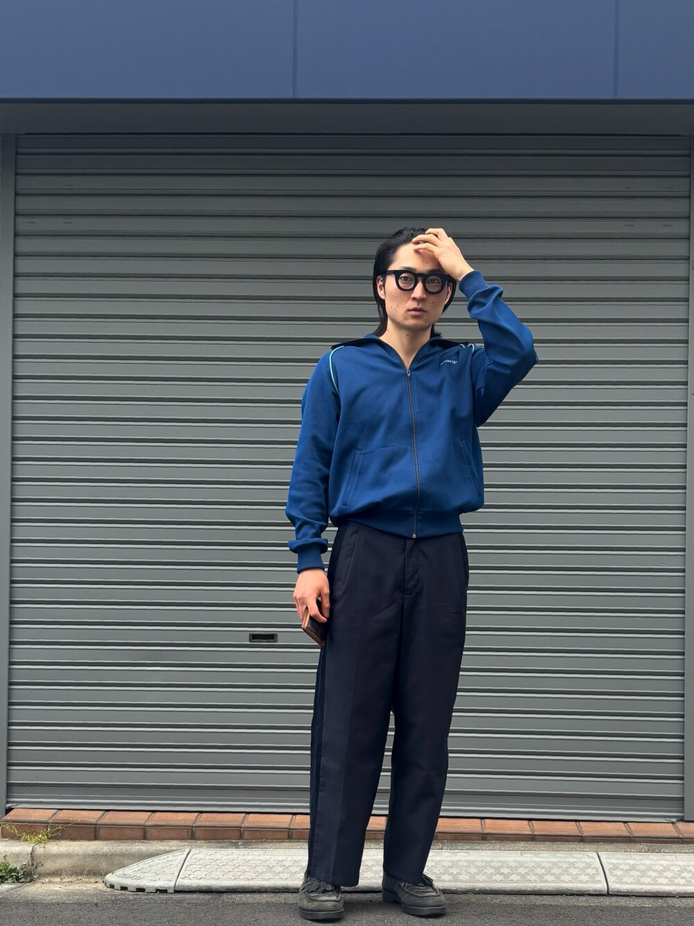 「春めき満開コーデ、トラックジャケット、ブルー、ラインパンツ、スラックス、メガネ男子、メンズファッション、シンプル、オトナカジュアル、きれいめカジュアル、きれいめ、ローファー、ストリート」｜「adidasのアイテム（ジャージ、ブルー系）」を使った、ヒサダさん（骨格ストレート・メンズ・177cm）の春コーディネートの3枚目の写真