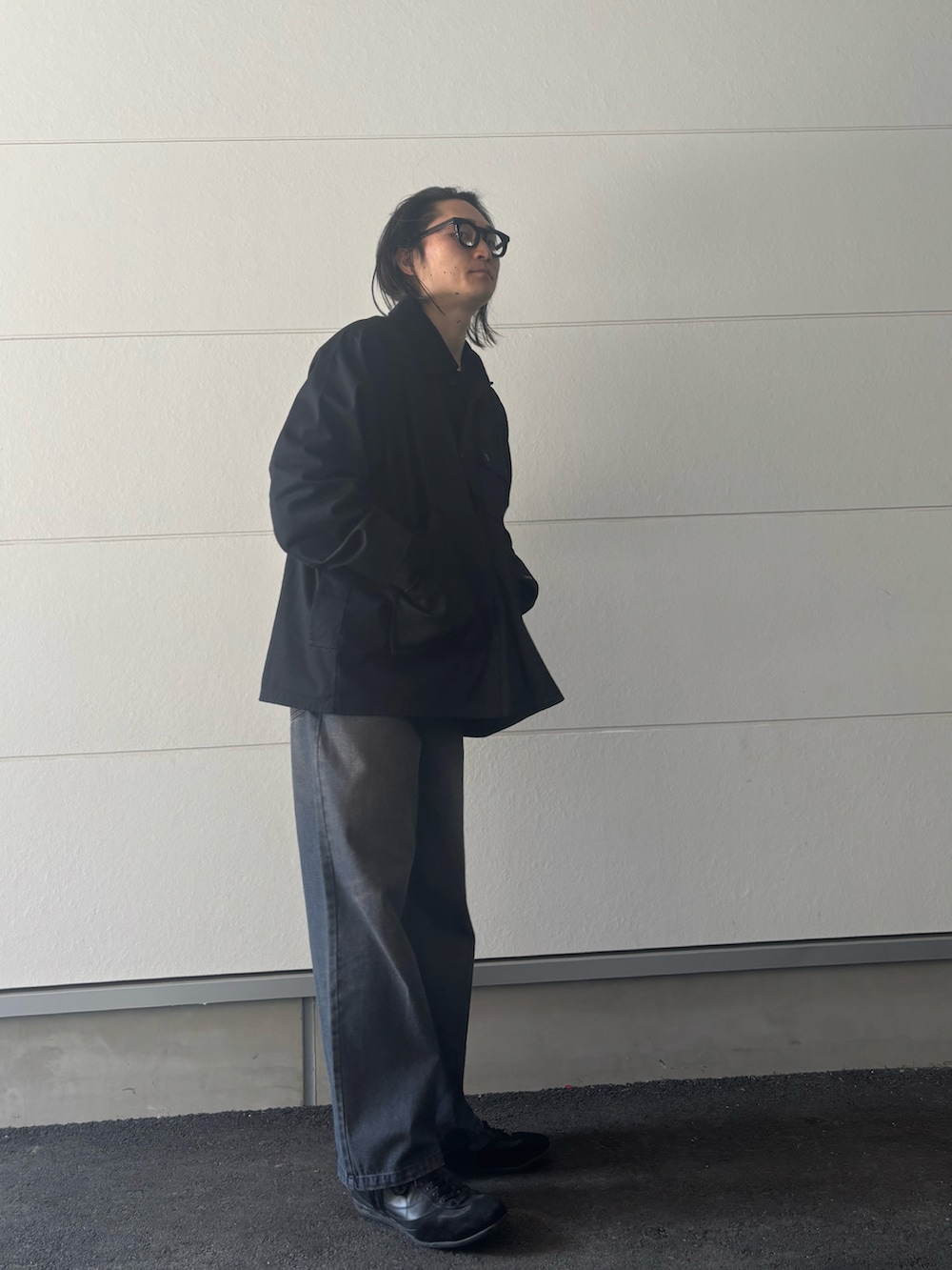 「カバーオール、ブラックコーデ、ワイドデニム、メガネ男子、ビッグシルエット、スニーカー、太ベルト、きれいめカジュアル、シンプルコーデ、ノームコア、モード、春コーデ」｜「INASTUDIOS ZOOの「INASTUDIOS SELECT」12oz デニム オーバーダイ バギーパンツ（デニムパンツ、ブラック系）」を使った、ヒサダさん（骨格ストレート・メンズ・177cm）の春コーディネートの2枚目の写真