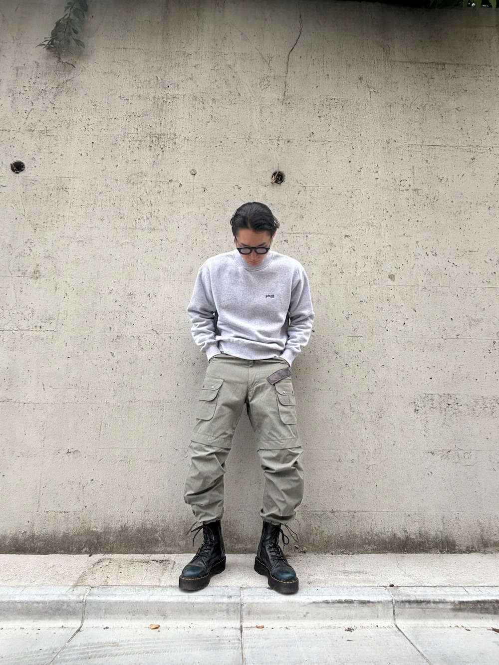 「スウェット、モックネック、厚底ブーツ、ロングブーツ、カーゴパンツ、ストリート、アメカジ、古着MIX、古着、めがね、春コーデ」｜「Hombre NinoのHombre Nino CORONA 2WAY STREAM PANTS HNS20-PT0001（カーゴパンツ、ブラック系）」を使った、ヒサダさん（骨格ストレート・メンズ・177cm）の夏コーディネートの2枚目の写真