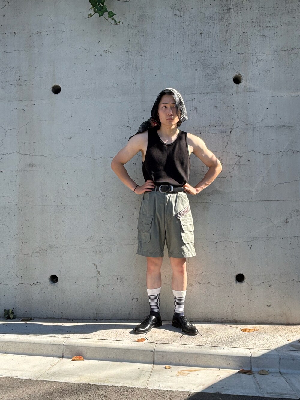 ブラック系のドレスシューズを着用したメンズの秋コーディネートの2枚目の写真