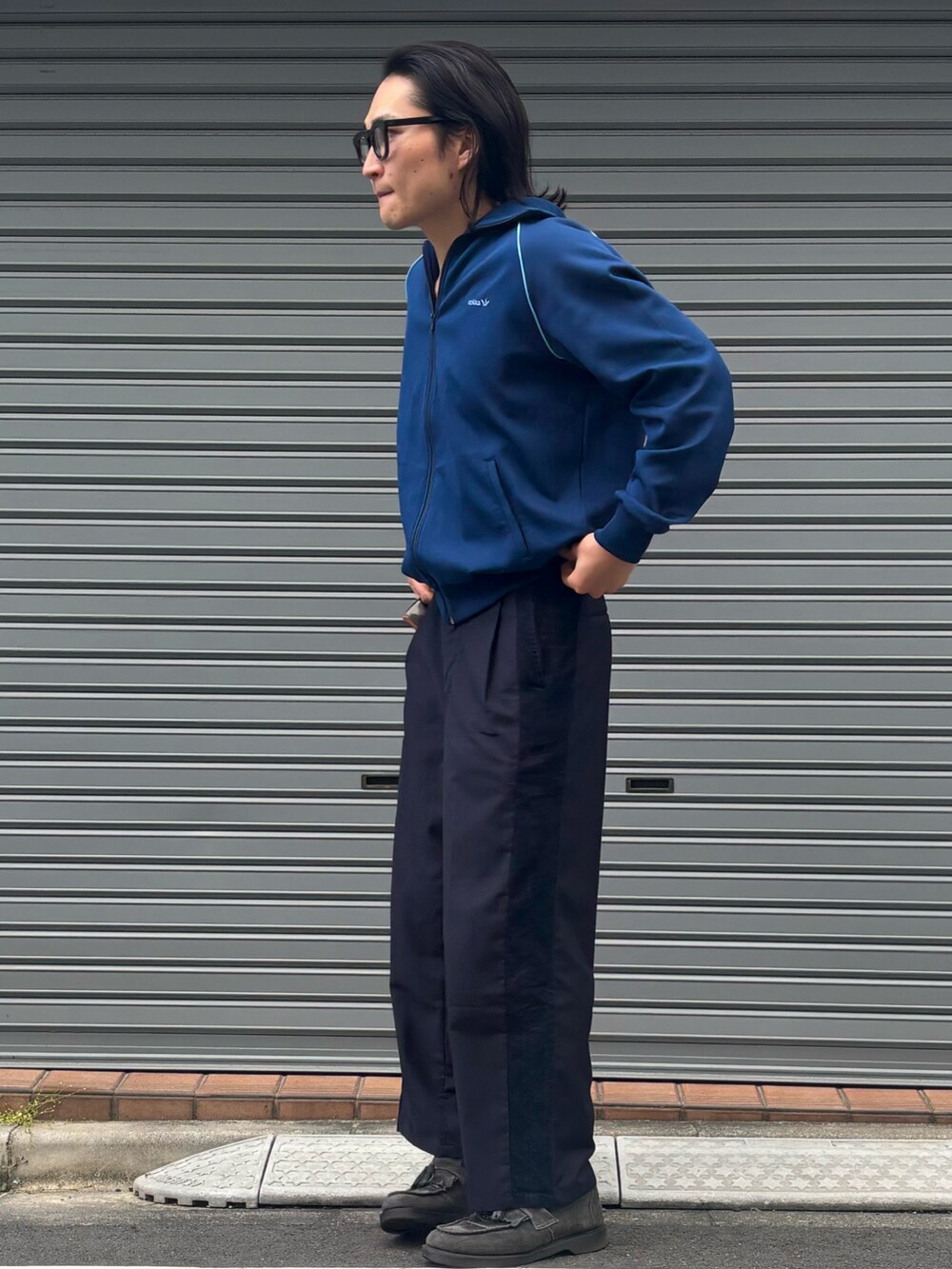 「春めき満開コーデ、トラックジャケット、ブルー、ラインパンツ、スラックス、メガネ男子、メンズファッション、シンプル、オトナカジュアル、きれいめカジュアル、きれいめ、ローファー、ストリート」｜「adidasのアイテム（ジャージ、ブルー系）」を使った、ヒサダさん（骨格ストレート・メンズ・177cm）の春コーディネートの4枚目の写真