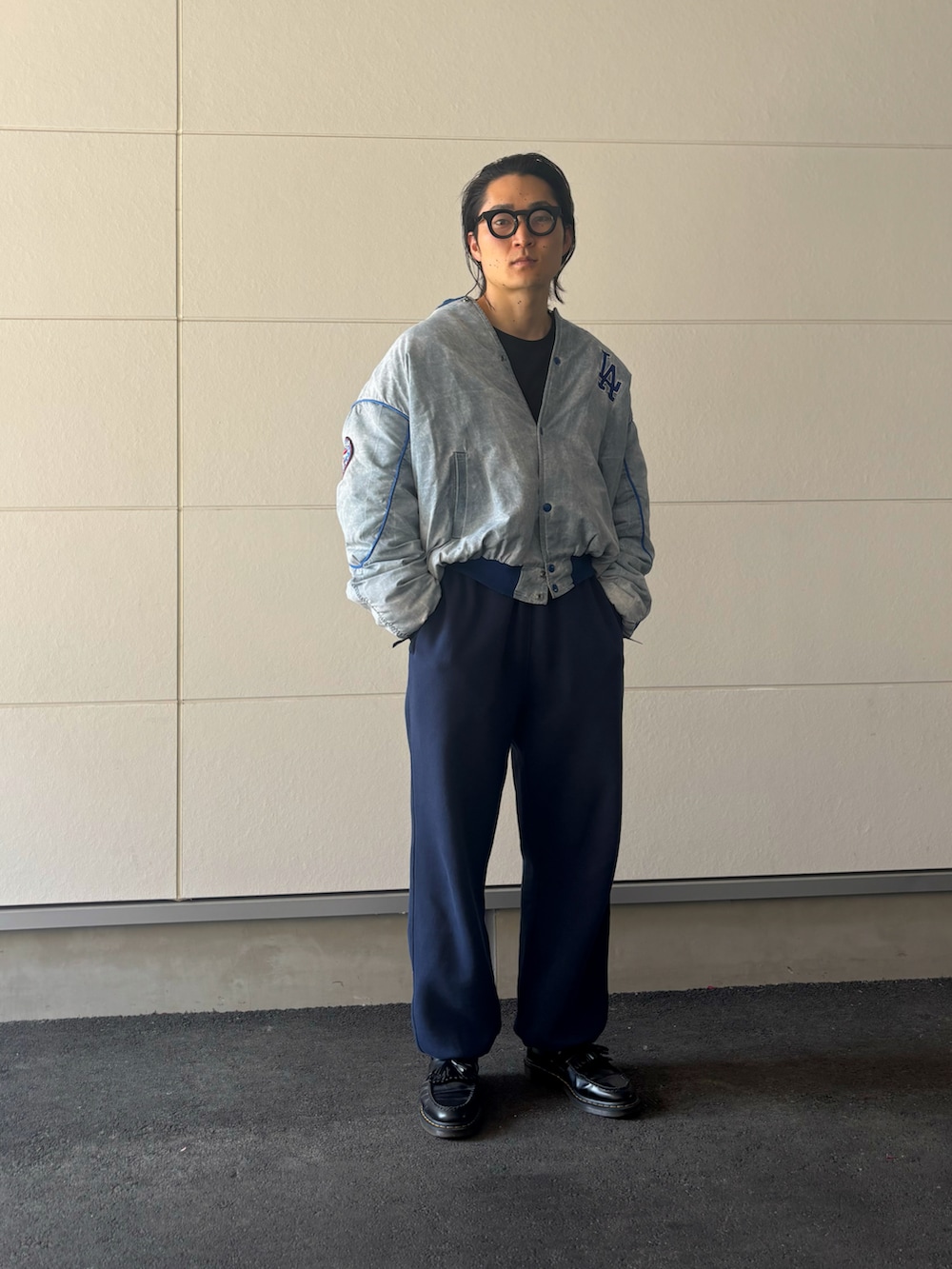 「春めき満開コーデ、スタジャン、メンズファッション、メガネ男子、古着MIX、古着、スウェットパンツ、ローファー、ブルー、オトナカジュアル、春服コーデ、シンプル、古着コーデ、お出かけコーデ」｜「STARTERのアイテム（スタジャン、ブルー系）」を使った、ヒサダさん（骨格ストレート・メンズ・177cm）の春コーディネートの2枚目の写真