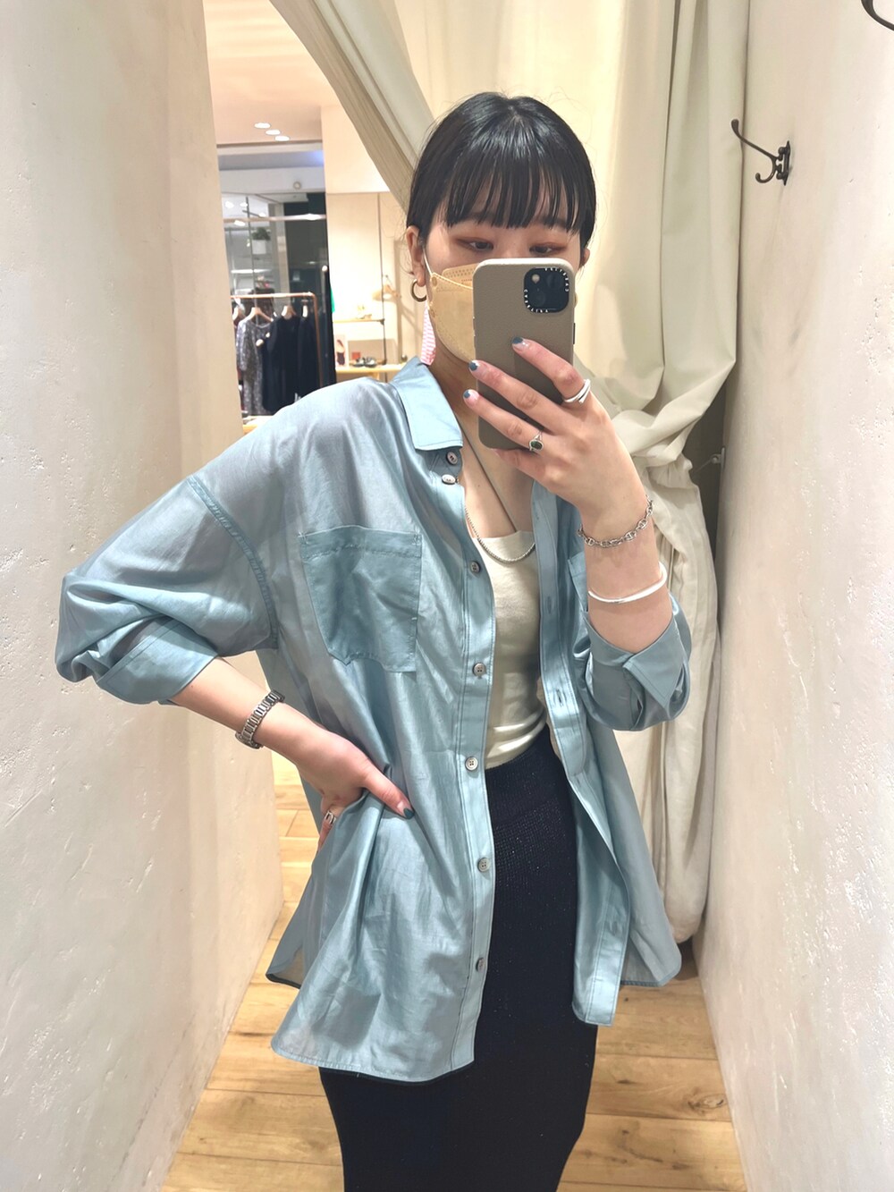 ホワイト系のキャミソール、ブルー系のシャツ/ブラウス、ブラック系のスカートを着用したレディースの夏コーディネートの2枚目の写真