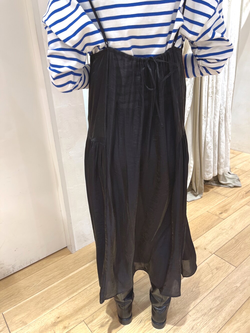 ブルー系のTシャツ/カットソー、ブラック系のワンピース、ブラック系のブーツを着用したレディースの冬コーディネートの3枚目の写真