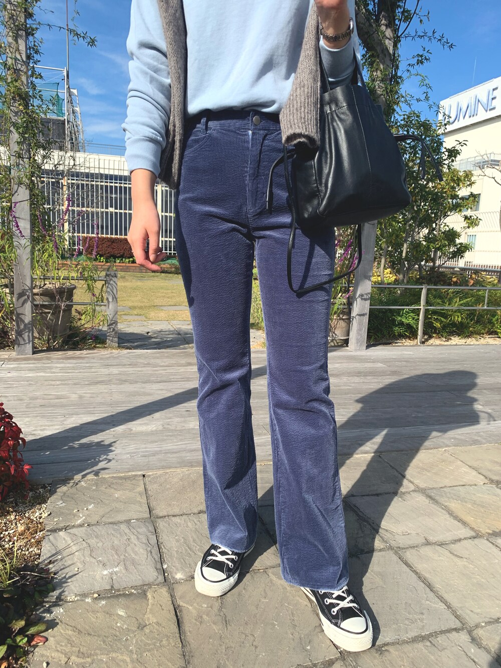 ブルー系のTシャツ/カットソー、ブラック系のショルダーバッグ、ブルー系のその他パンツを着用したレディースの秋コーディネートの3枚目の写真