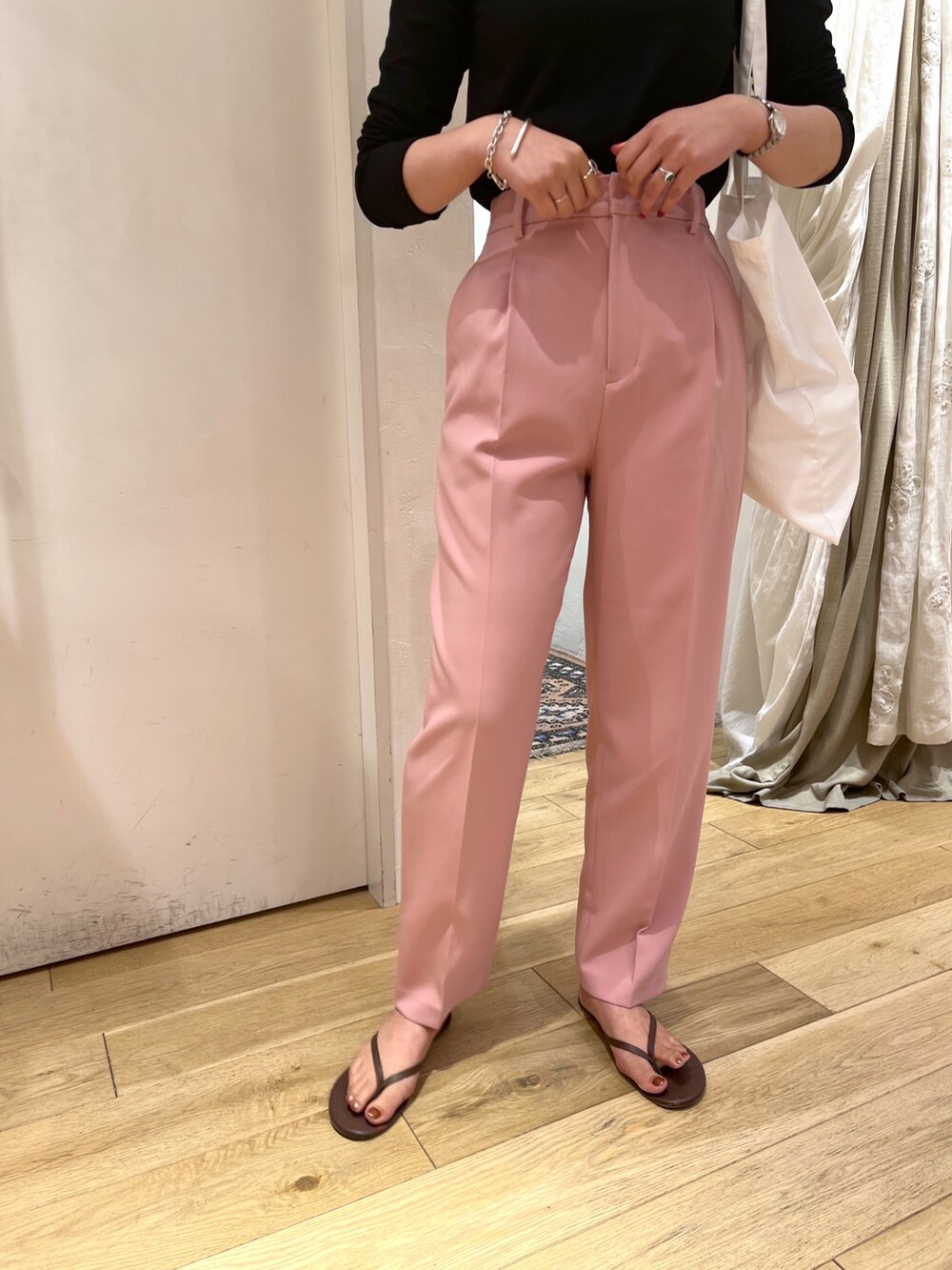 ブラック系のTシャツ/カットソー、ピンク系のその他パンツ、ブラウン系のサンダルを着用したレディースの夏コーディネートの3枚目の写真