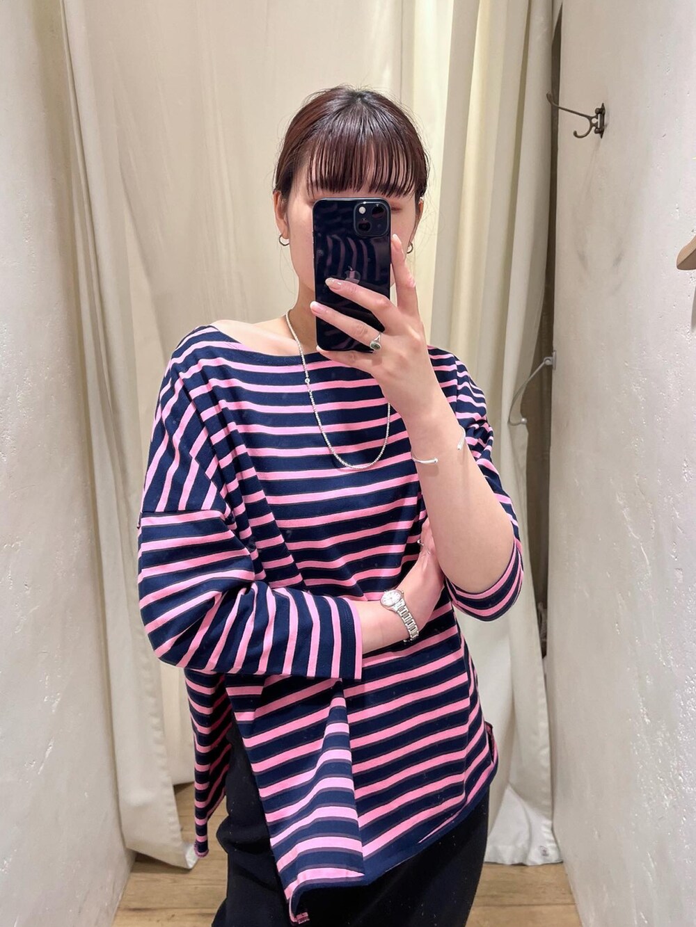 ピンク系のTシャツ/カットソー、ブラック系のスカート、ブラック系のスニーカーを着用したレディースの冬コーディネートの2枚目の写真