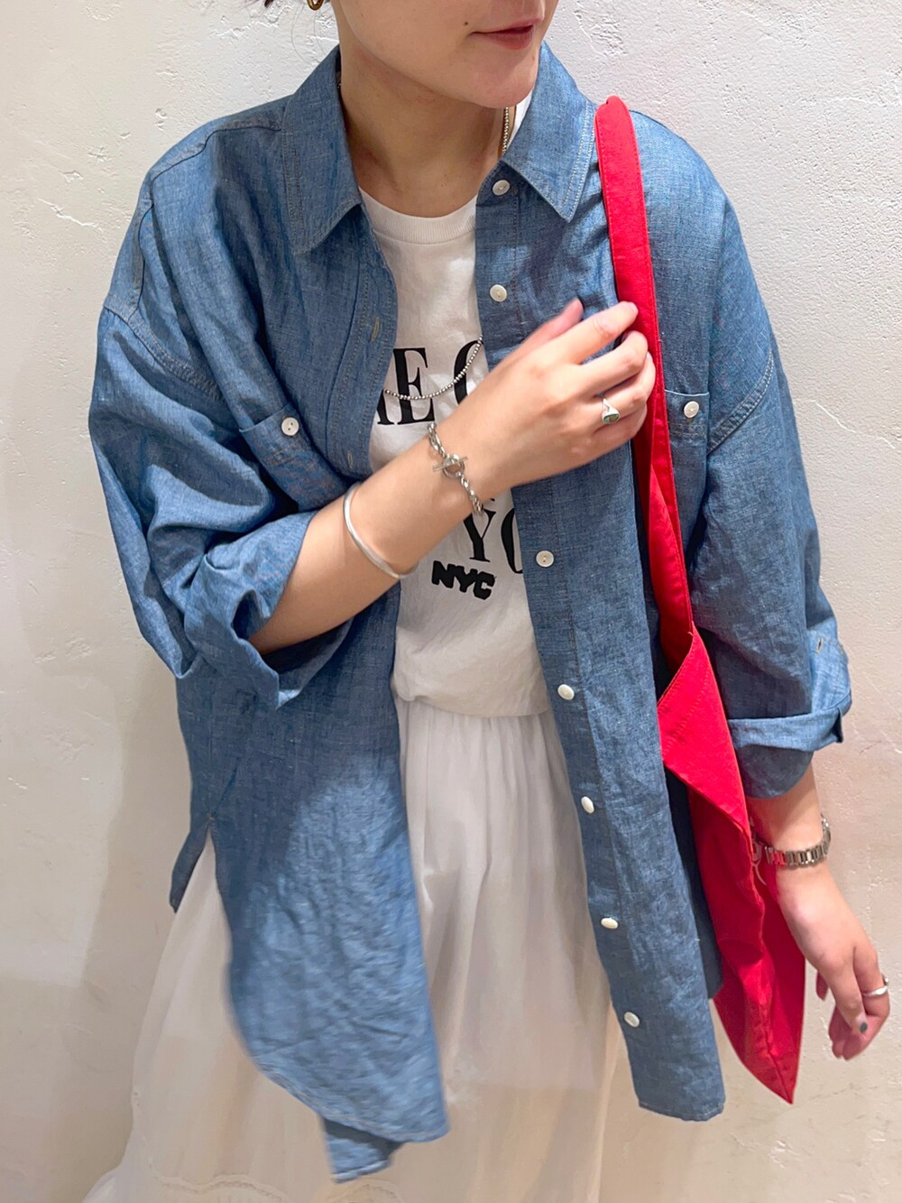 ホワイト系のTシャツ/カットソー、ホワイト系のスカート、ブルー系のシャツ/ブラウスを着用したレディースの夏コーディネートの3枚目の写真