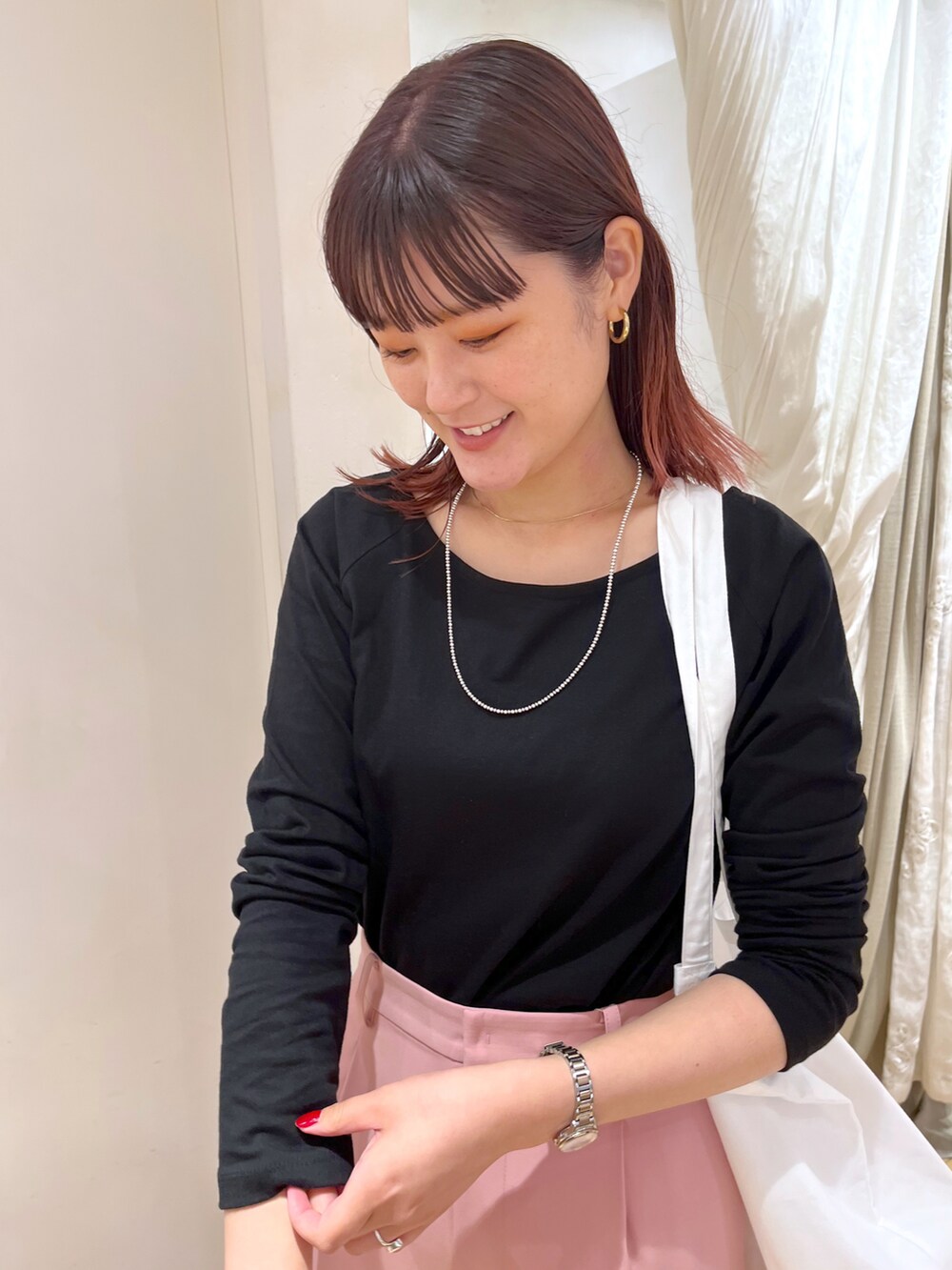 ブラック系のTシャツ/カットソー、ピンク系のその他パンツ、ブラウン系のサンダルを着用したレディースの夏コーディネートの2枚目の写真