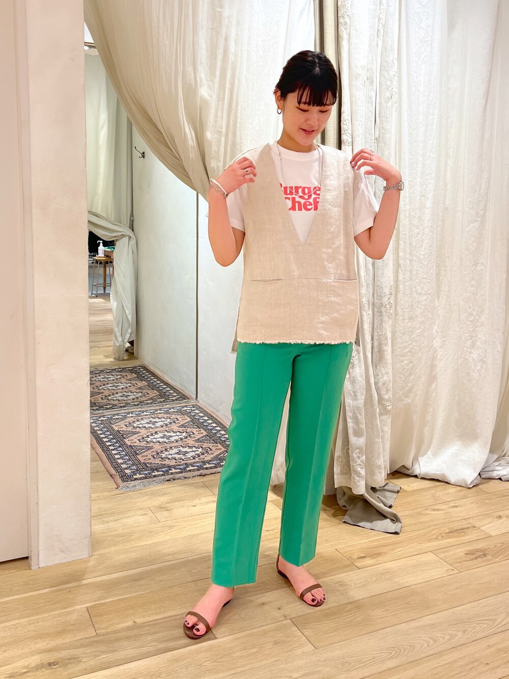 ホワイト系のTシャツ/カットソー、ベージュ系のベスト、グリーン系のその他パンツを着用したレディースの夏コーディネートの2枚目の写真
