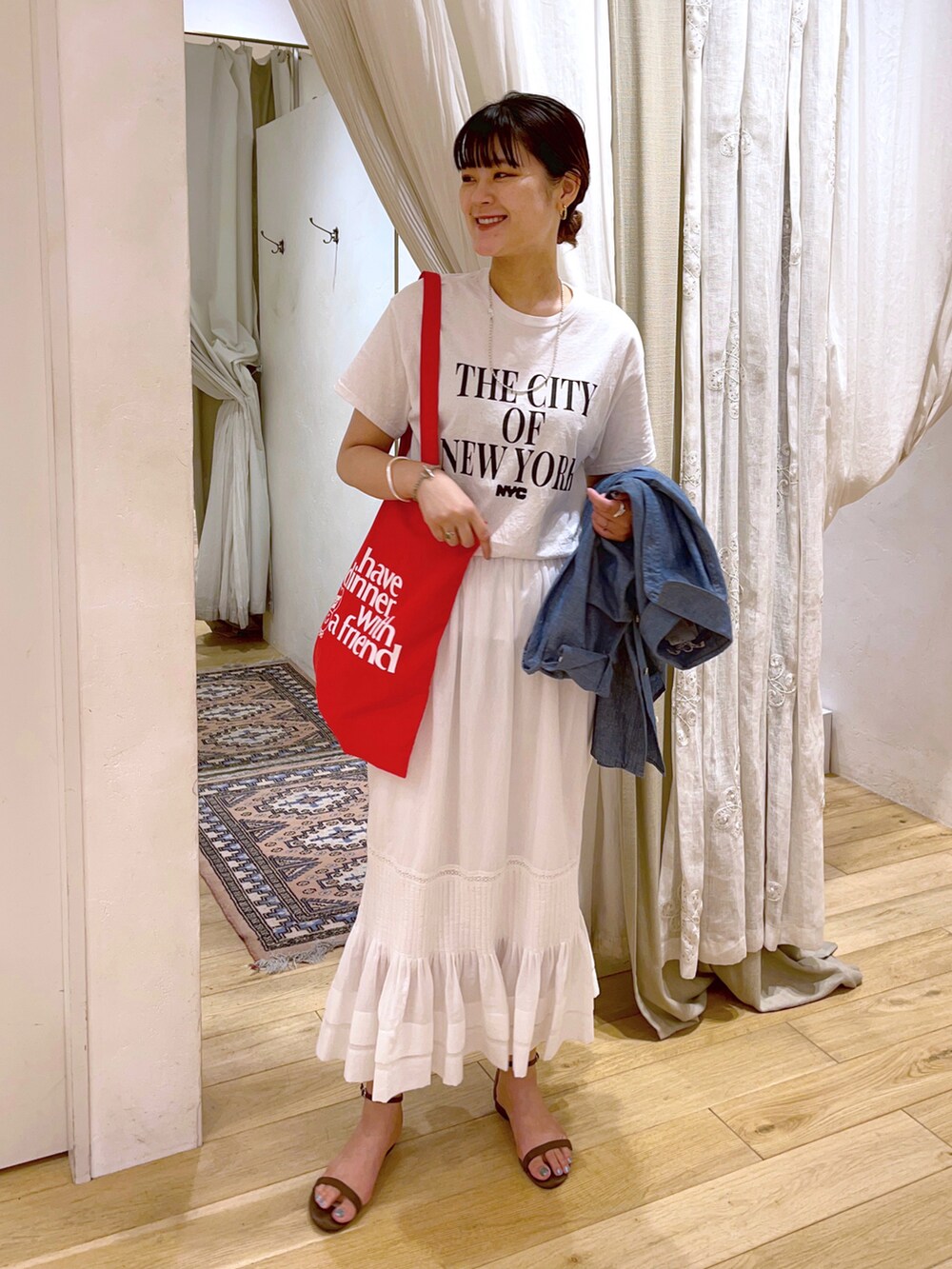 ホワイト系のTシャツ/カットソー、ホワイト系のトートバッグ、ホワイト系のスカートを着用したレディースの夏コーディネートの2枚目の写真