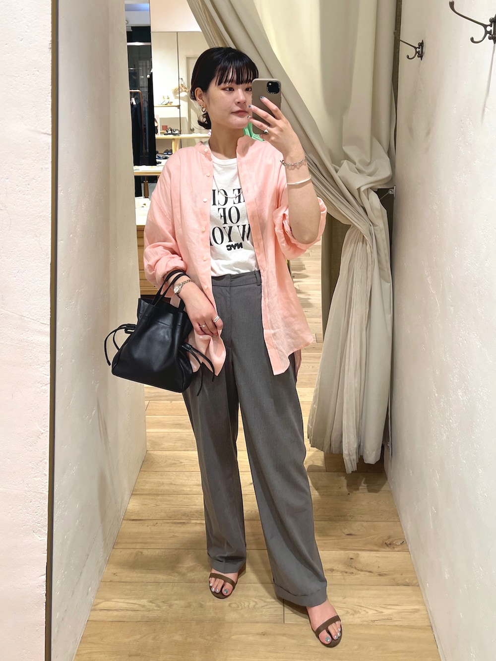 グレー系のその他パンツ、ブラック系のトートバッグ、ホワイト系のTシャツ/カットソーを着用したレディースの夏コーディネートの2枚目の写真