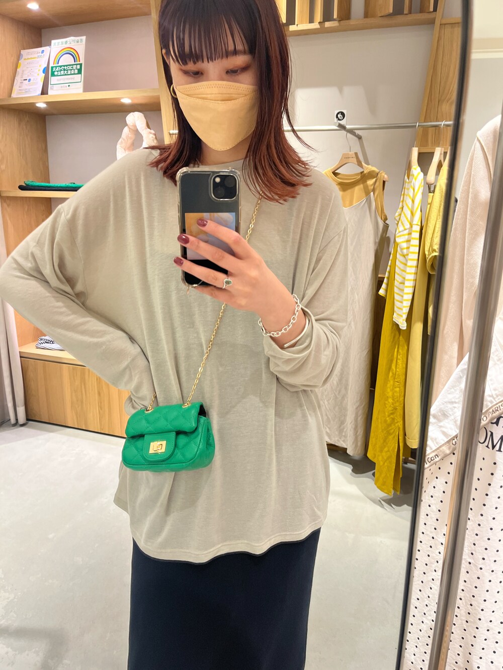 ベージュ系のTシャツ/カットソー、グリーン系のショルダーバッグ、ブラック系のワンピースを着用したレディースの夏コーディネートの2枚目の写真