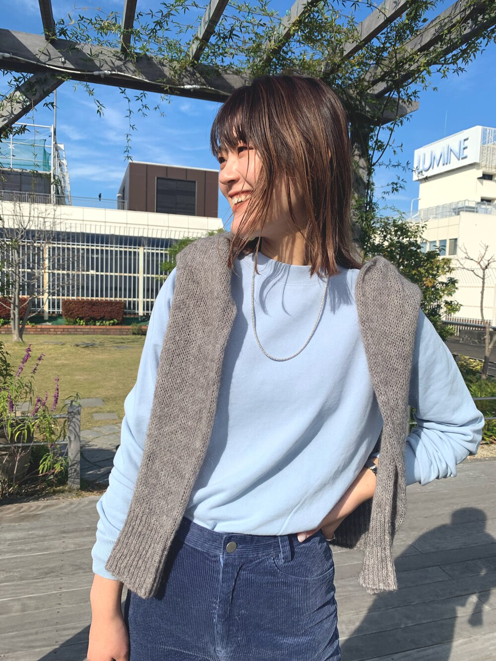 ブルー系のTシャツ/カットソー、ブラック系のショルダーバッグ、ブルー系のその他パンツを着用したレディースの秋コーディネートの2枚目の写真