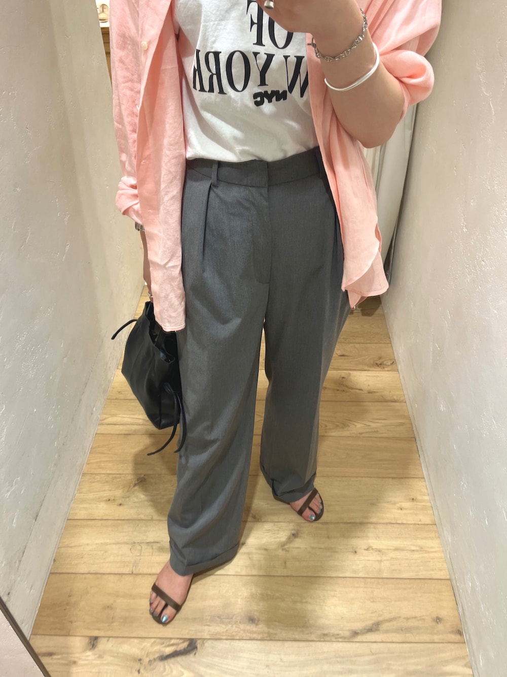 グレー系のその他パンツ、ブラック系のトートバッグ、ホワイト系のTシャツ/カットソーを着用したレディースの夏コーディネートの3枚目の写真