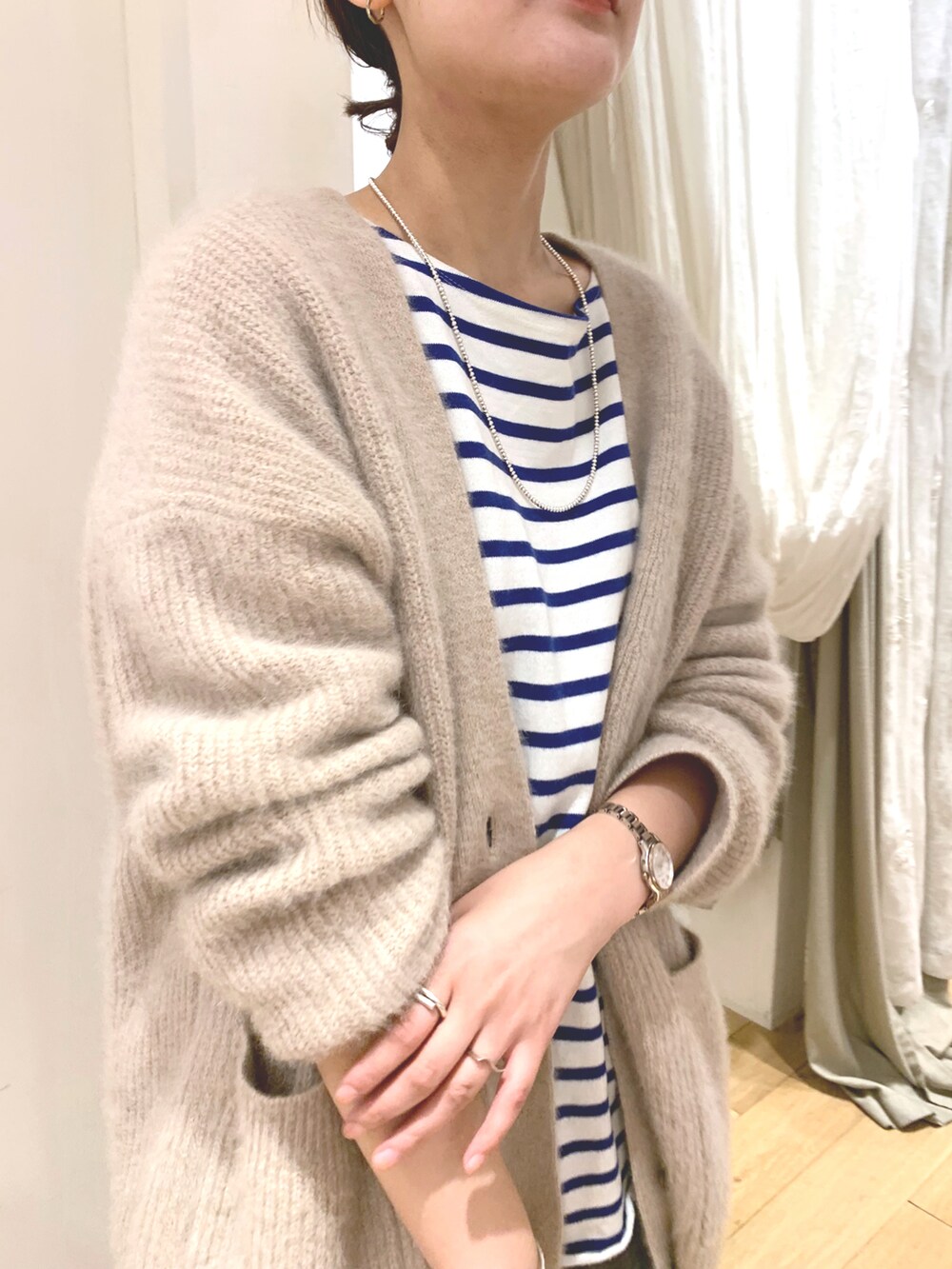 ブルー系のTシャツ/カットソー、グレー系のその他パンツ、ベージュ系のカーディガン/ボレロを着用したレディースの秋コーディネートの2枚目の写真