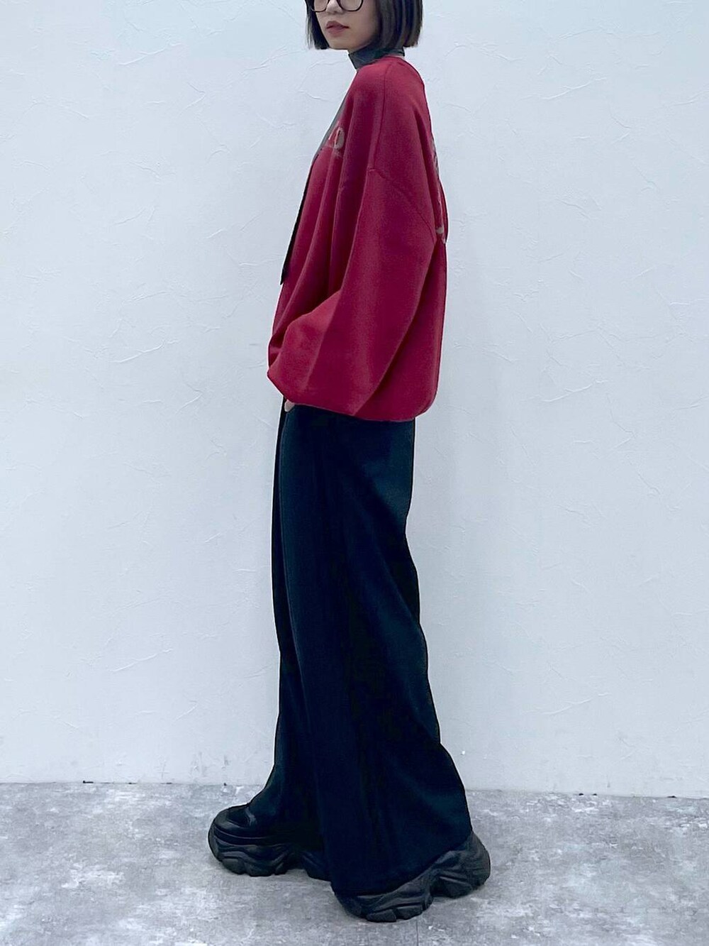 ブラック系のスニーカー、グレー系のネクタイ、ブラック系のスラックスを着用したレディースの秋コーディネートの7枚目の写真