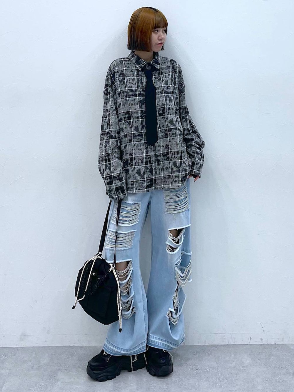 その他のデニムパンツ、ブラック系のショルダーバッグ、ブラック系のスニーカーを着用したレディースの夏コーディネートの3枚目の写真