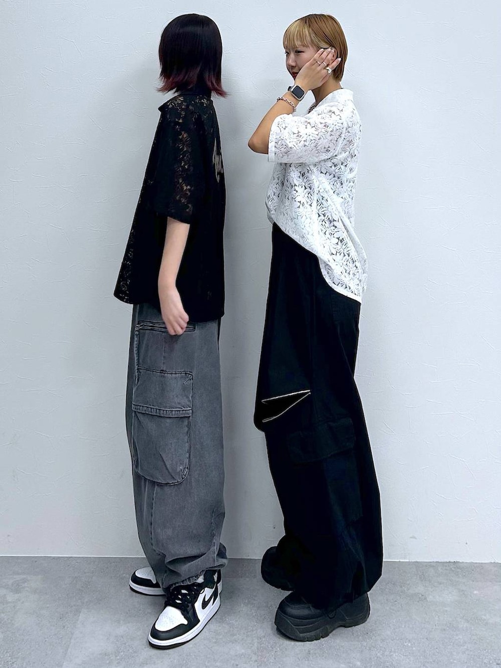 ブラック系のシャツ/ブラウス、ホワイト系のシャツ/ブラウス、ブラック系のキャミソールを着用したレディースの春コーディネートの5枚目の写真