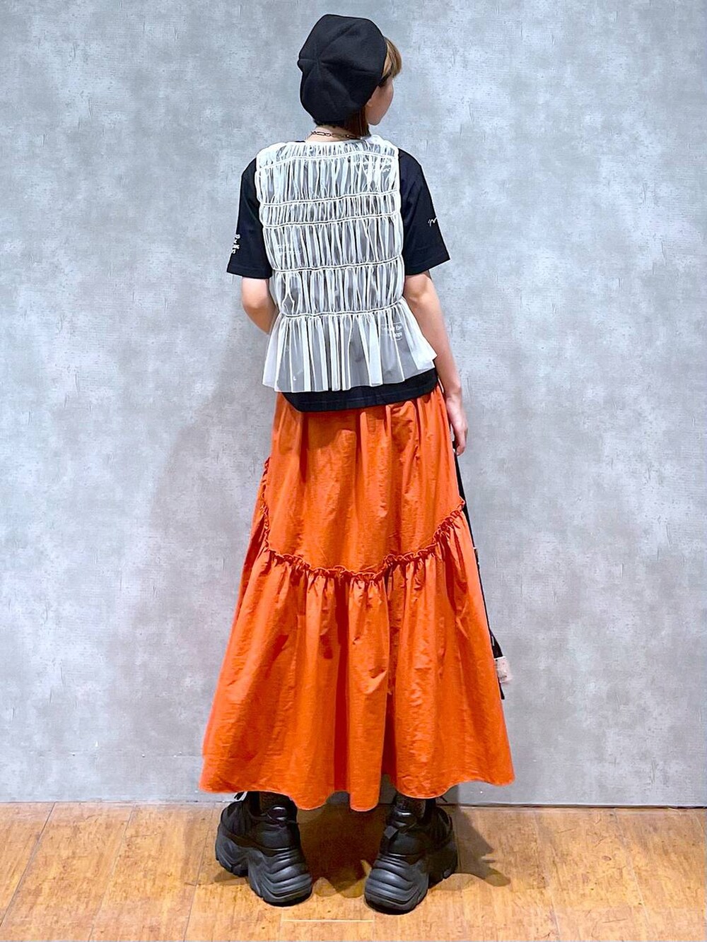 ブラック系のスニーカー、ブラック系のハンドバッグ、ブラック系のTシャツ/カットソーを着用したレディースの夏コーディネートの4枚目の写真