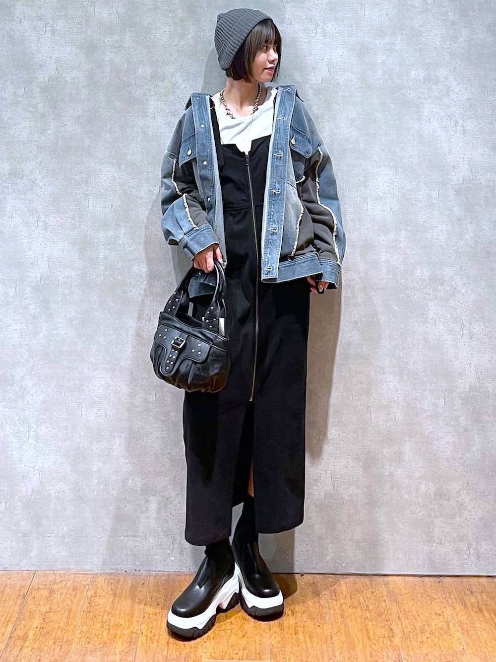 ブルー系のブルゾン、ブラック系のハンドバッグ、ホワイト系のTシャツ/カットソーを着用したレディースの秋コーディネートの7枚目の写真