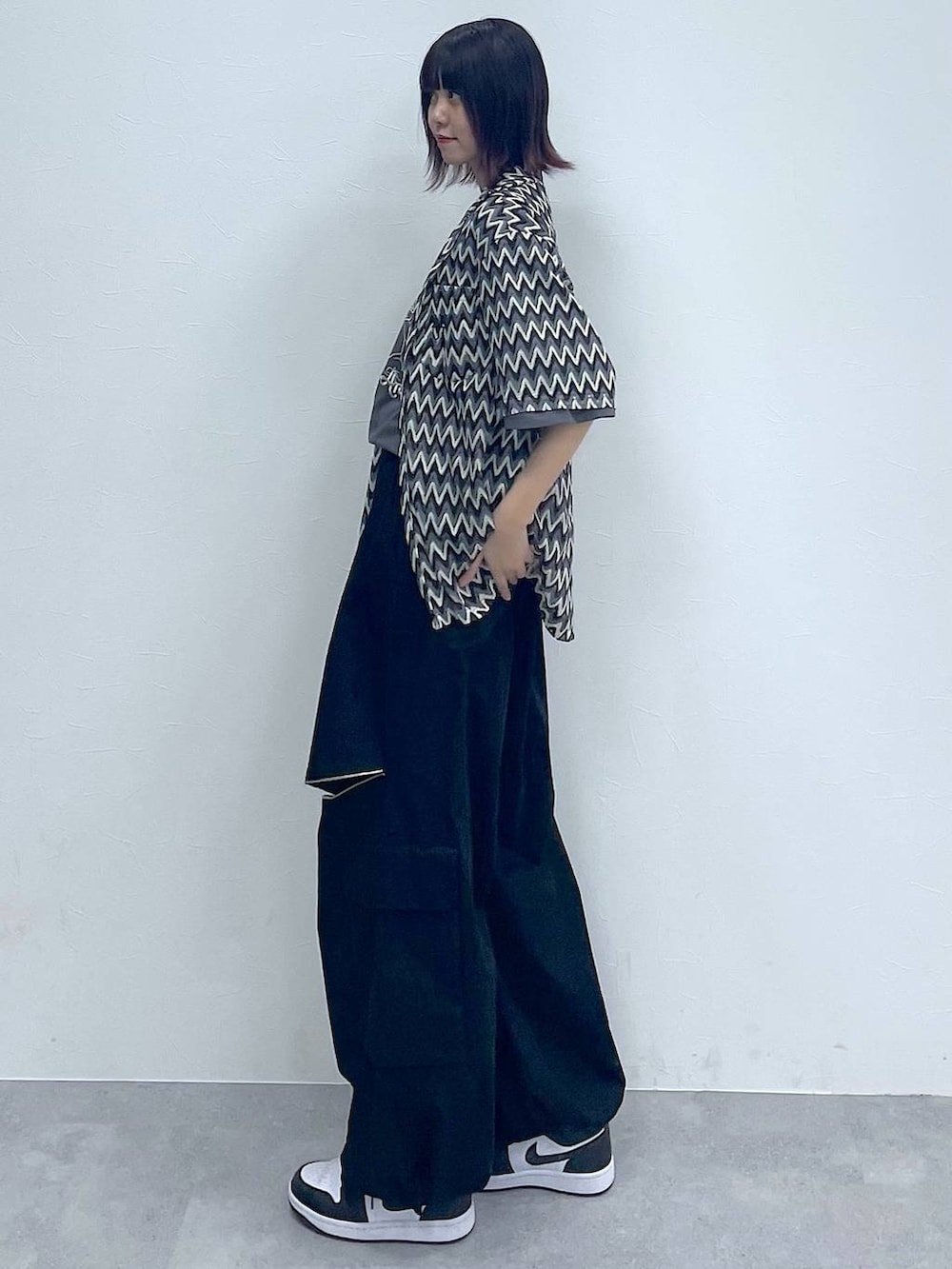 ブラック系のシャツ/ブラウス、グレー系のTシャツ/カットソー、ブラック系のカーゴパンツを着用したレディースの春コーディネートの2枚目の写真