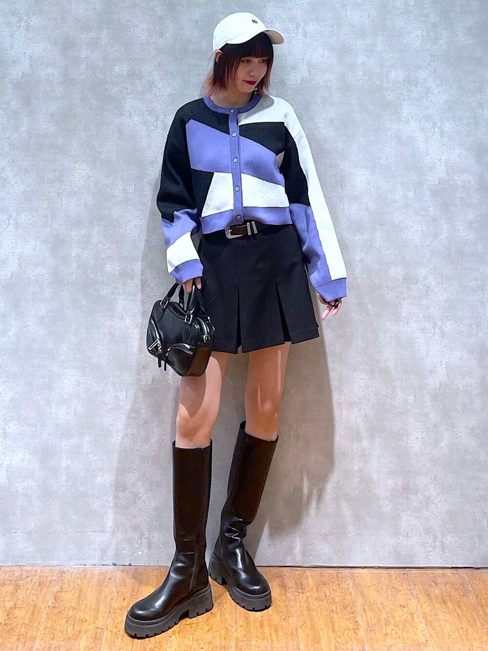 ブラック系のカーディガン/ボレロ、ブラック系のブーツ、ブラック系のその他パンツを着用したレディースの春コーディネートの2枚目の写真