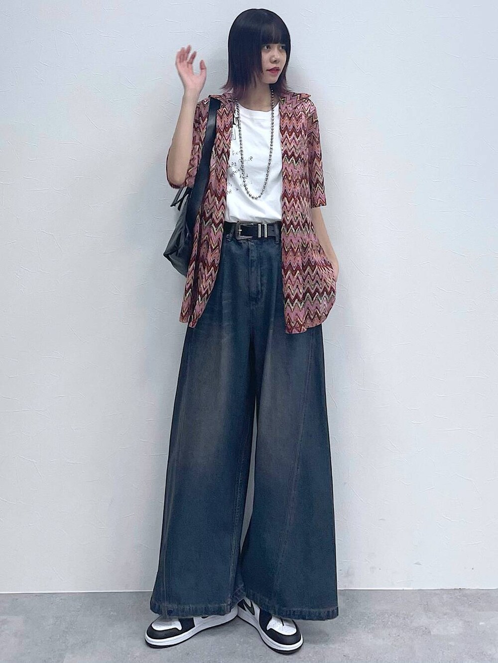 ピンク系のシャツ/ブラウス、ブルー系のデニムパンツ、ホワイト系のTシャツ/カットソーを着用したレディースの春コーディネートの5枚目の写真