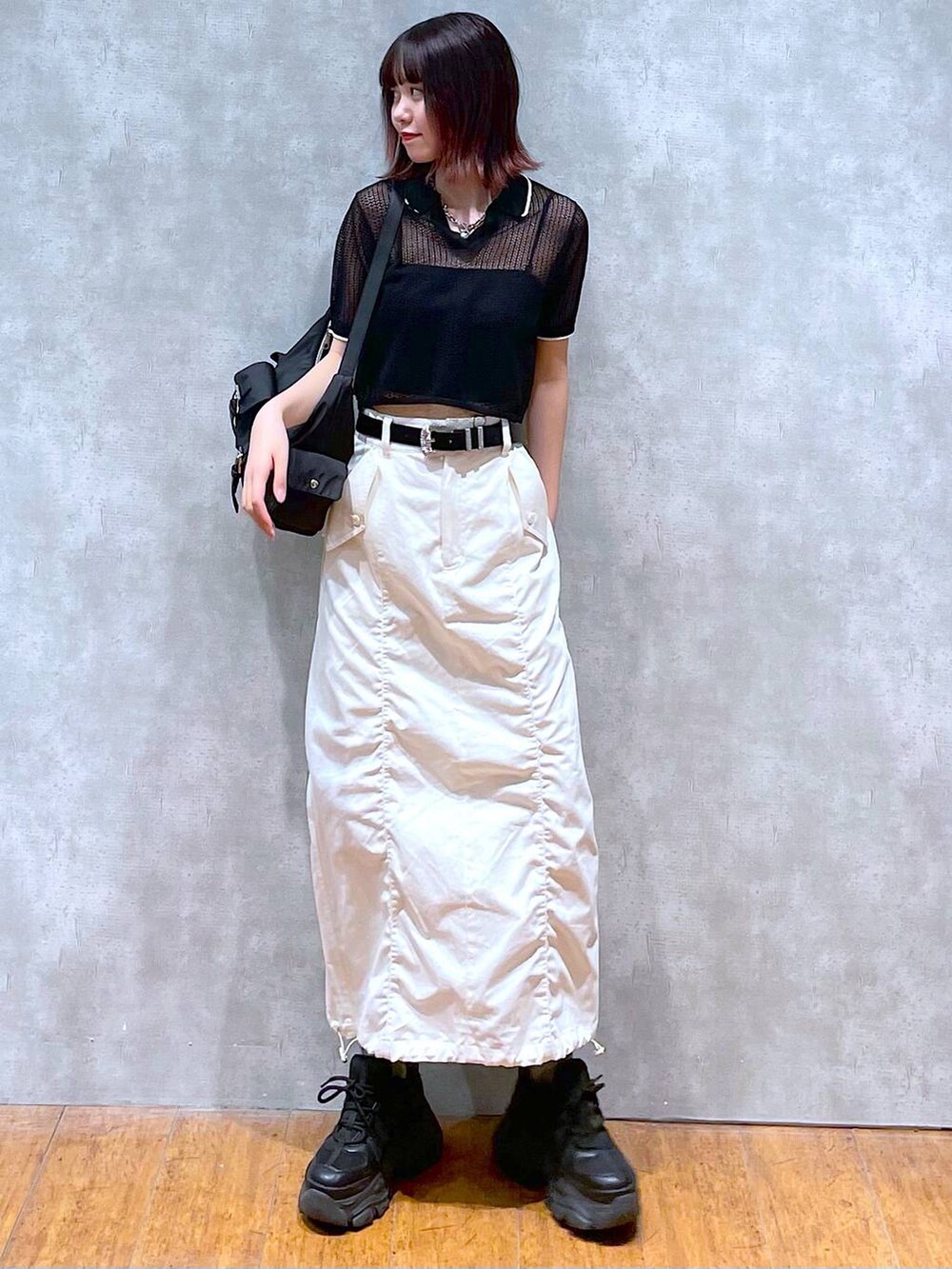 ブラック系のショルダーバッグ、ブラック系のスニーカー、ブラック系のキャミソールを着用したレディースの夏コーディネートの3枚目の写真