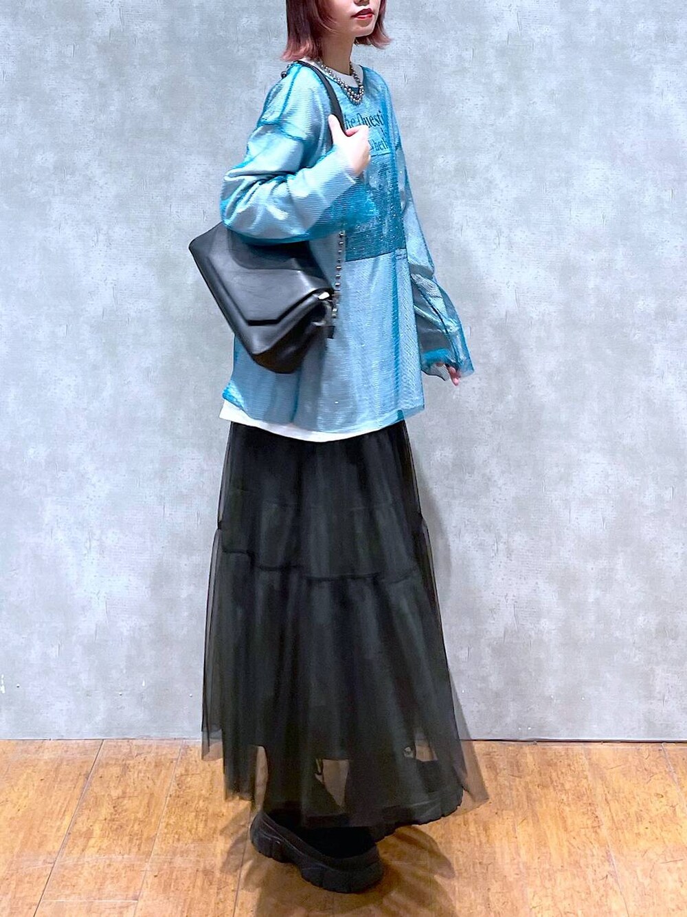 ホワイト系のTシャツ/カットソー、ブラック系のショルダーバッグ、ブラック系のスカートを着用したレディースの春コーディネートの5枚目の写真