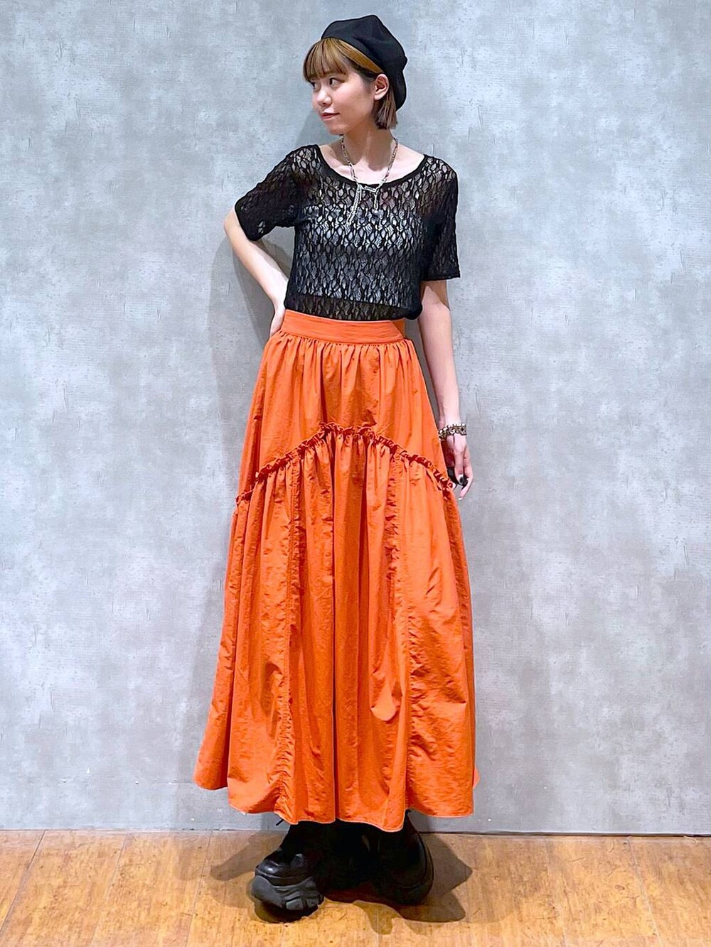 ブラック系のスニーカー、ホワイト系のキャミソール、ブラック系のTシャツ/カットソーを着用したレディースの夏コーディネートの4枚目の写真