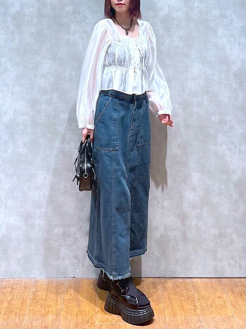 ブラック系のスニーカー、ホワイト系のシャツ/ブラウス、ブラック系のキャミソールを着用したレディースの春コーディネートの2枚目の写真