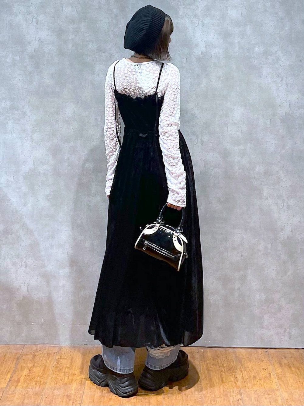 ブラック系のスニーカー、ブラック系のショルダーバッグ、ブルー系のデニムパンツを着用したレディースの夏コーディネートの6枚目の写真