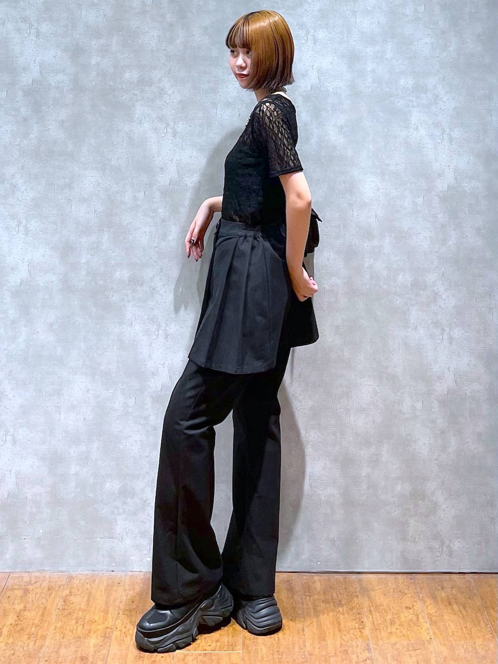 ブラック系のショルダーバッグ、ブラック系のキャミソール、ブラック系のスニーカーを着用したレディースの夏コーディネートの6枚目の写真