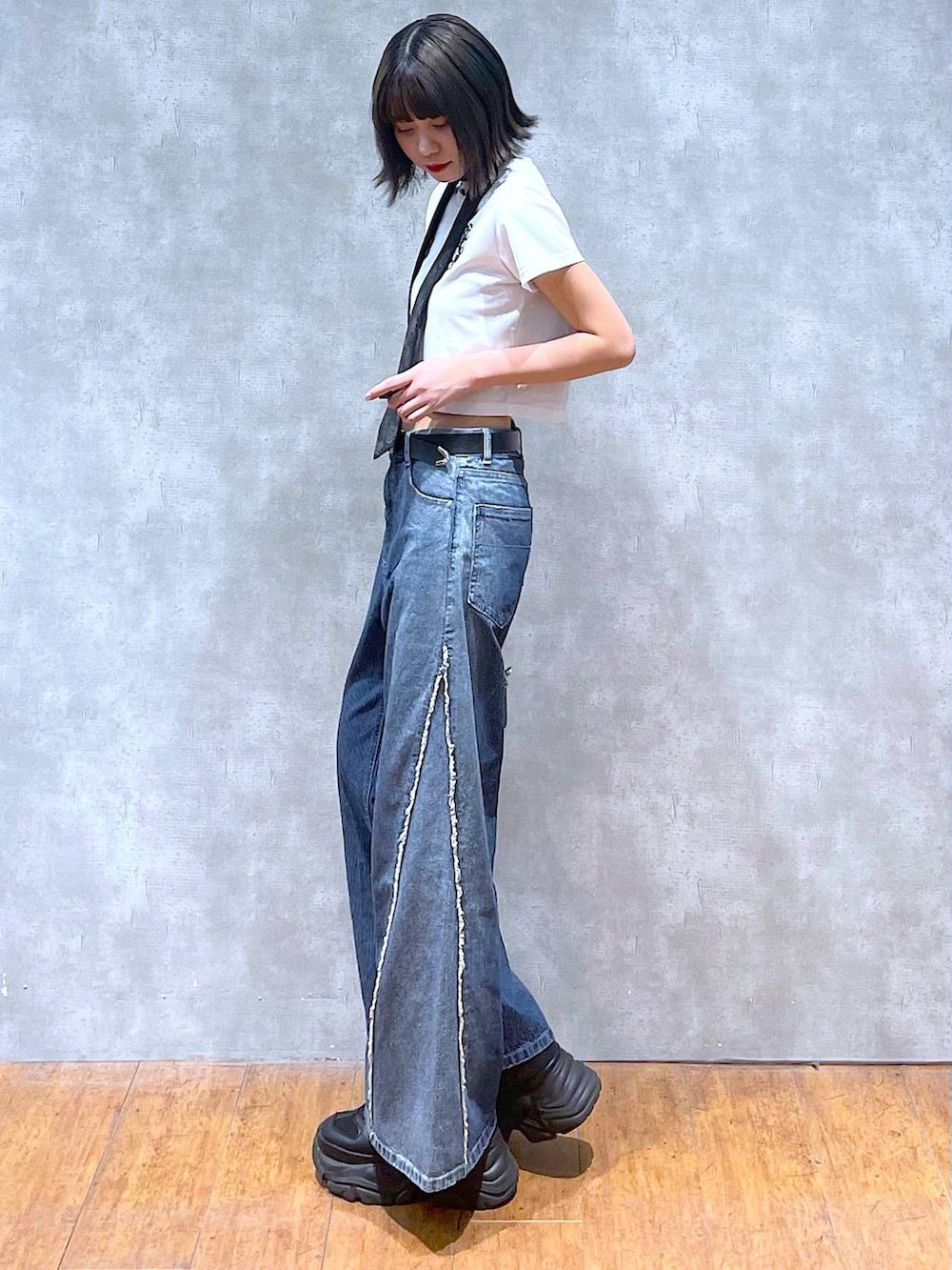 ブラック系のスニーカー、ホワイト系のTシャツ/カットソー、ブラック系のネクタイを着用したレディースの夏コーディネートの6枚目の写真