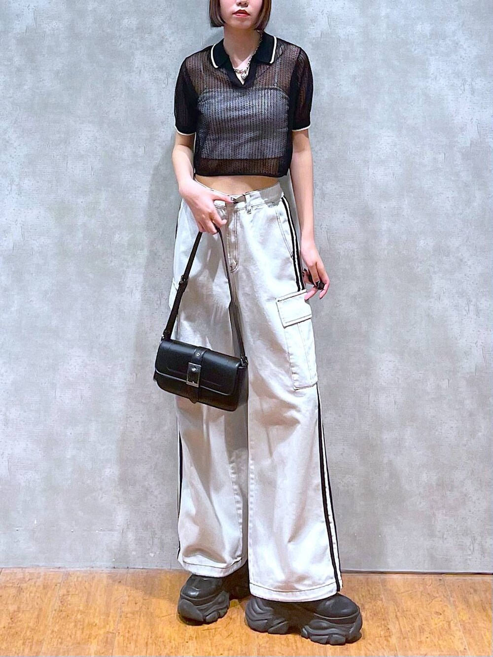 ブラック系のスニーカー、ホワイト系のデニムパンツ、ホワイト系のキャミソールを着用したレディースの夏コーディネートの5枚目の写真