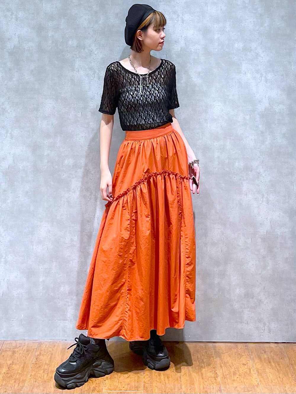 ブラック系のスニーカー、ホワイト系のキャミソール、ブラック系のTシャツ/カットソーを着用したレディースの夏コーディネートの5枚目の写真