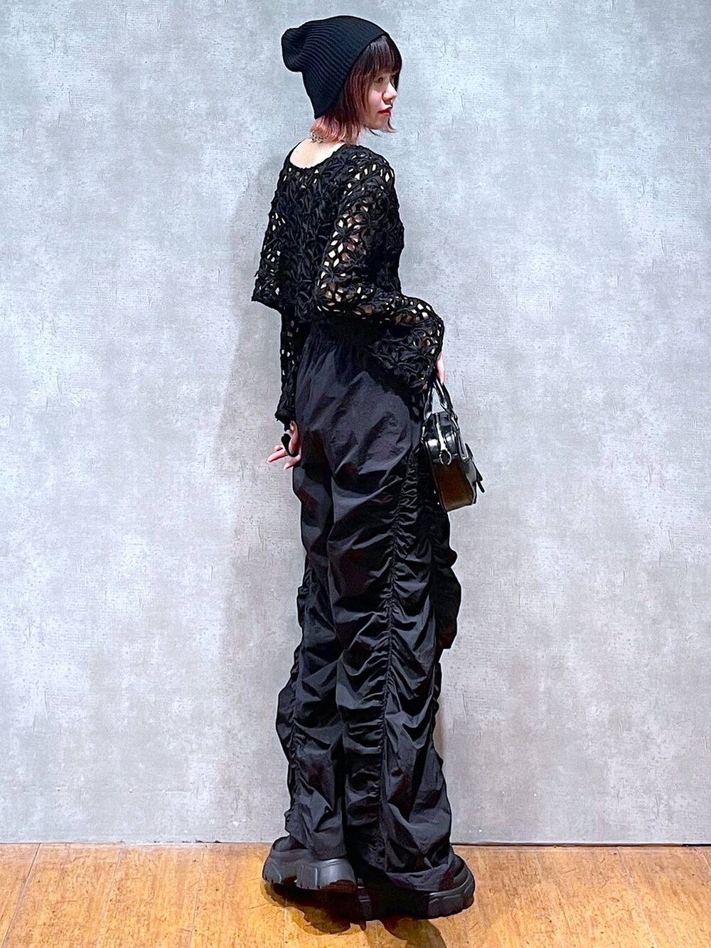 ブラック系のシャツ/ブラウス、ブラック系のタンクトップ、ブラック系のその他パンツを着用したレディースの春コーディネートの6枚目の写真