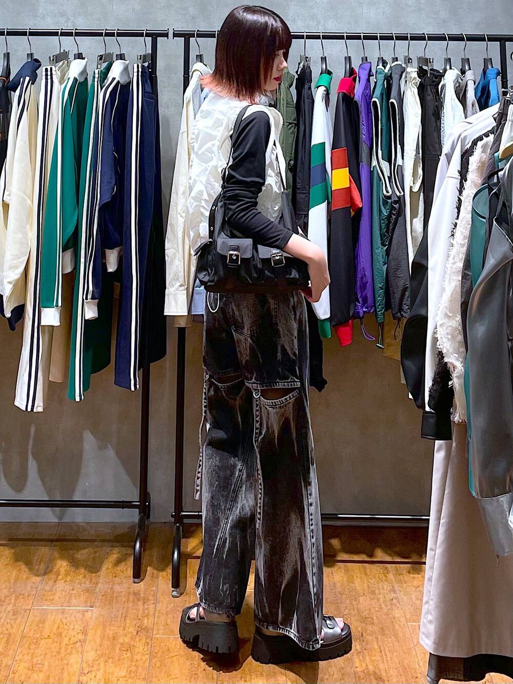 その他のサンダル、ブラック系のショルダーバッグ、ホワイト系のTシャツ/カットソーを着用したレディースの春コーディネートの7枚目の写真