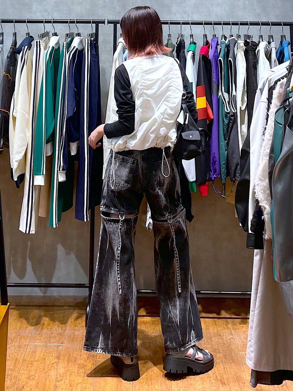 その他のサンダル、ブラック系のショルダーバッグ、ホワイト系のTシャツ/カットソーを着用したレディースの春コーディネートの6枚目の写真