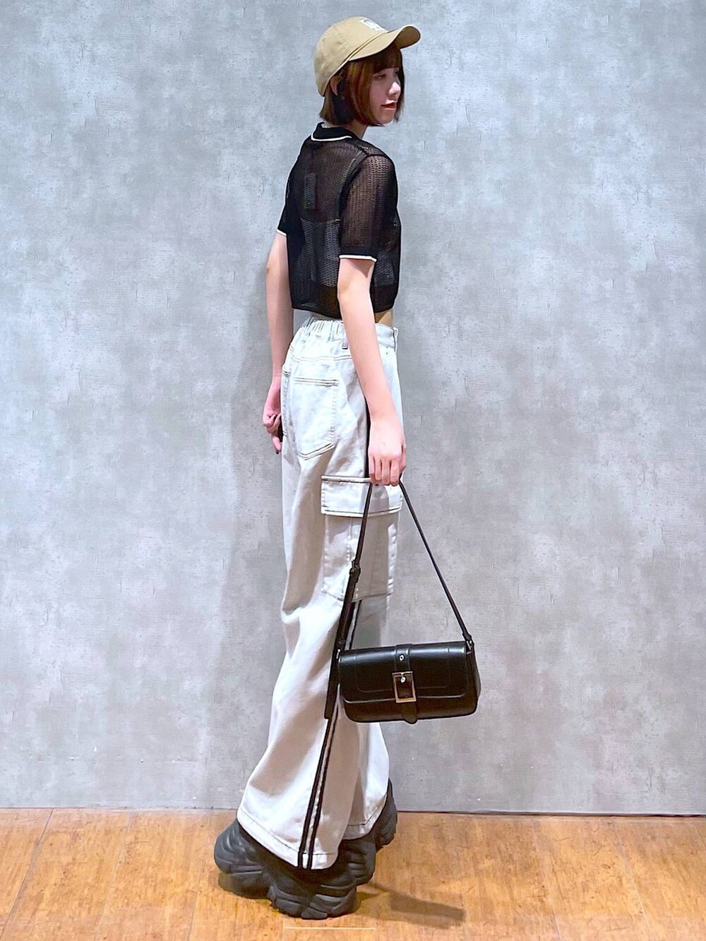 ブラック系のスニーカー、ホワイト系のデニムパンツ、ホワイト系のキャミソールを着用したレディースの夏コーディネートの7枚目の写真