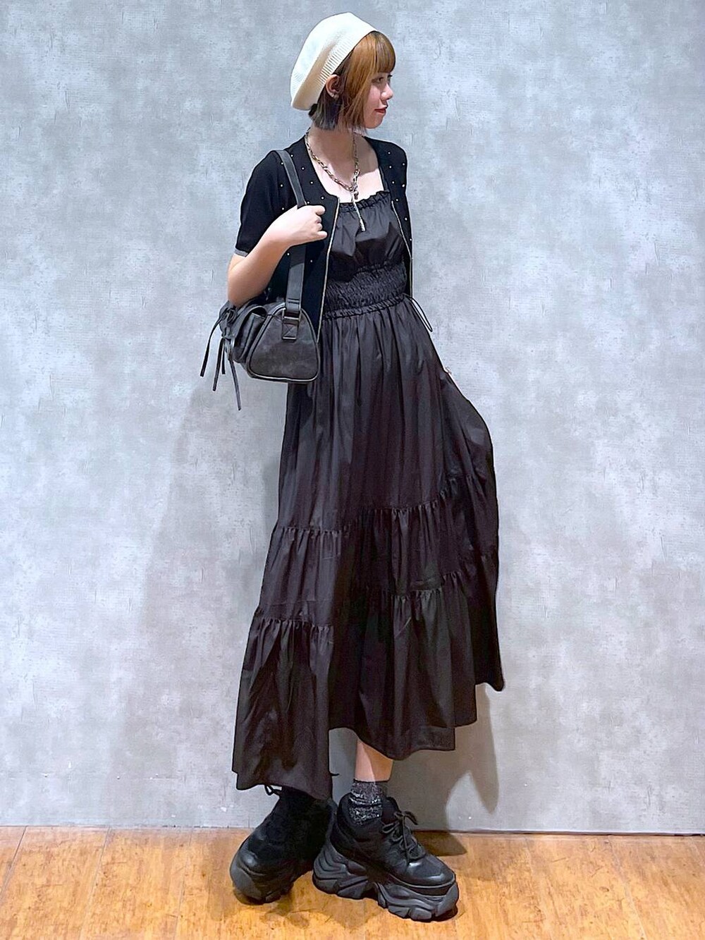 ブラック系のスニーカー、ブラック系のワンピース、ブラック系のショルダーバッグを着用したレディースの夏コーディネートの8枚目の写真