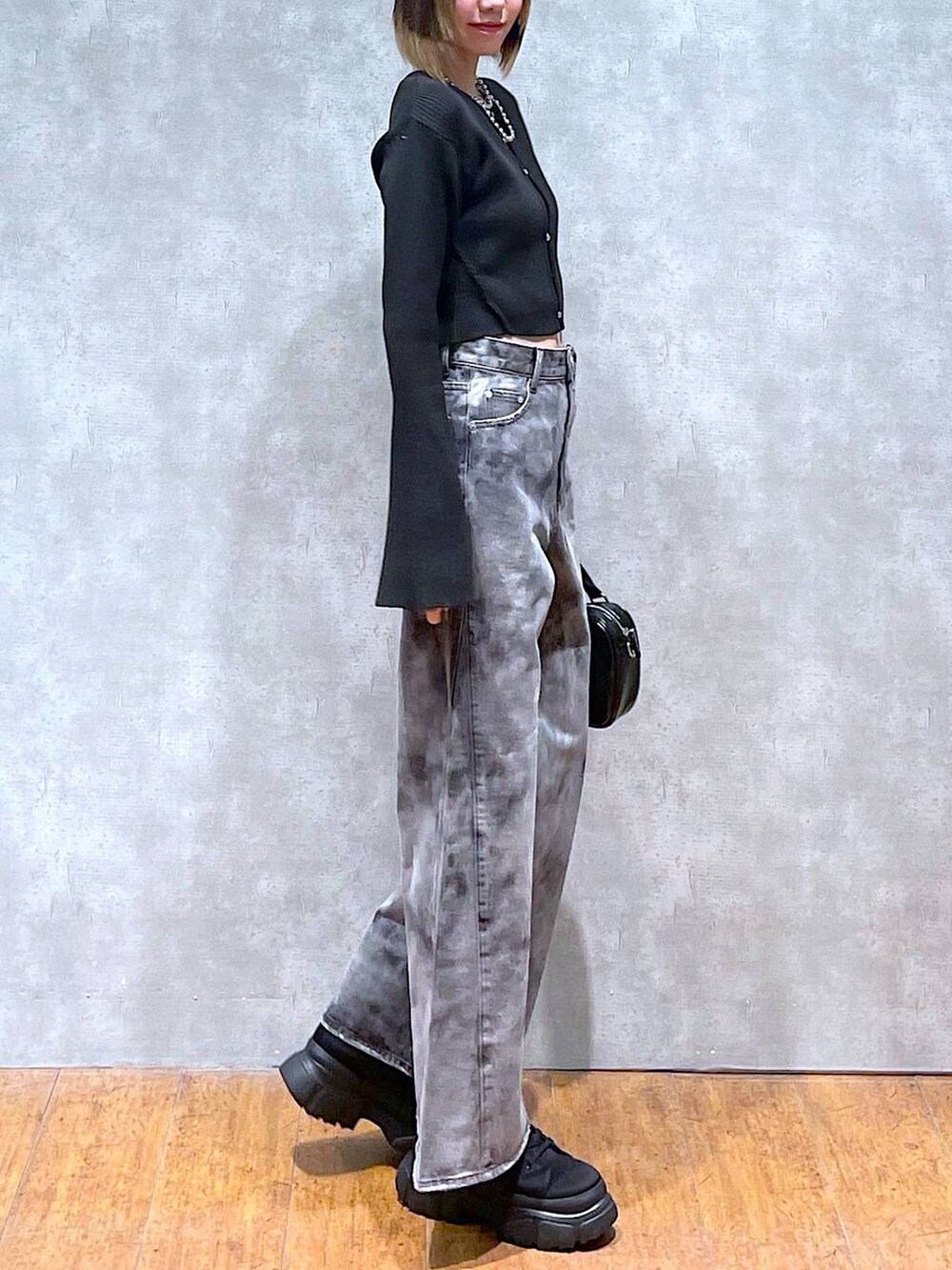 ブラック系のキャミソール、ブラック系のデニムパンツ、ブラック系のボストンバッグを着用したレディースの冬コーディネートの3枚目の写真