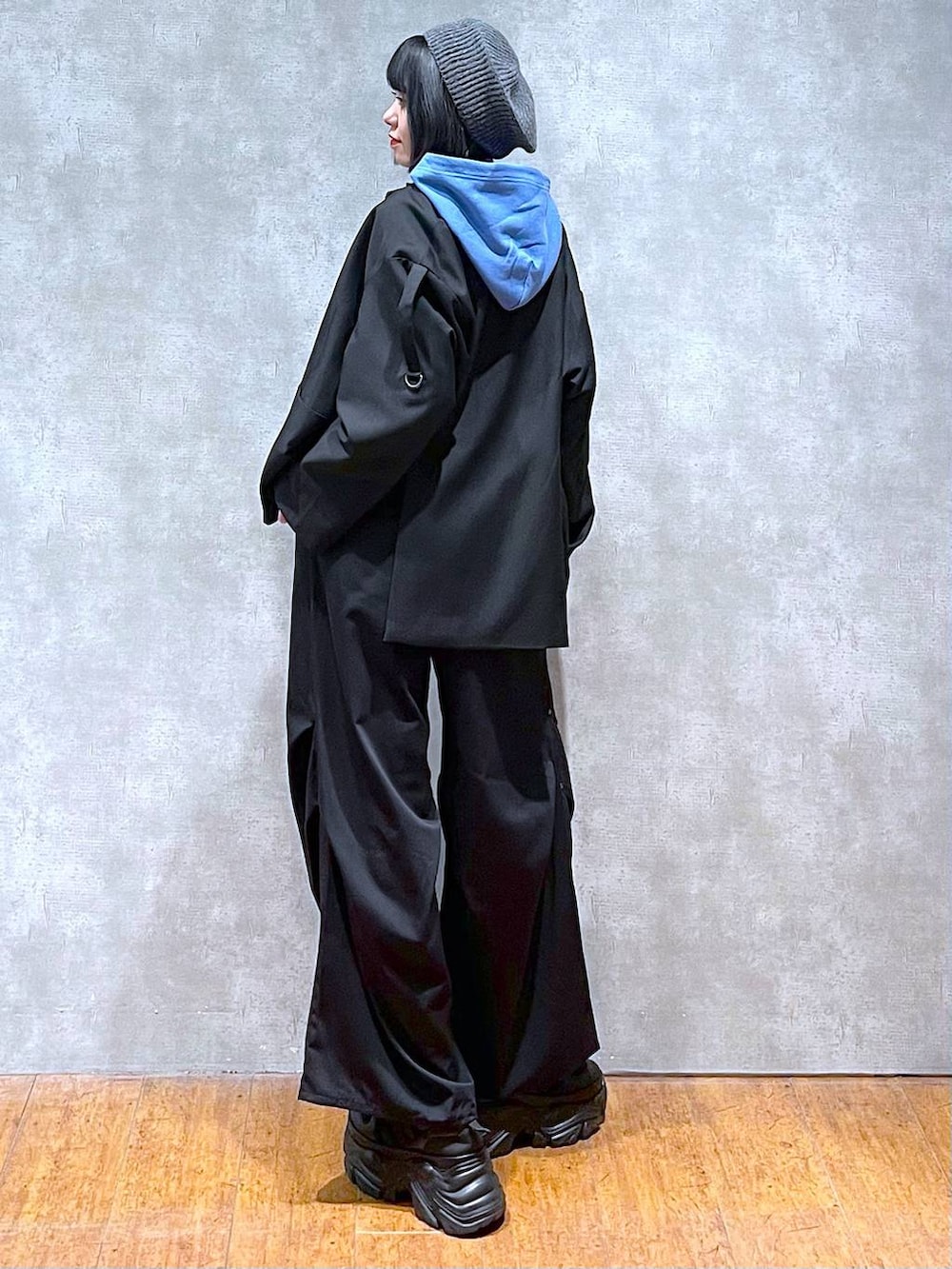 ブラック系のスニーカー、ブラック系のテーラードジャケット、ブラック系のその他パンツを着用したレディースの秋コーディネートの5枚目の写真