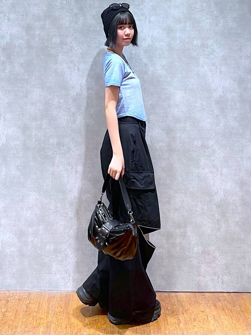 ブラック系のスニーカー、ブラック系のカーゴパンツ、ブルー系のTシャツ/カットソーを着用したレディースの夏コーディネートの5枚目の写真