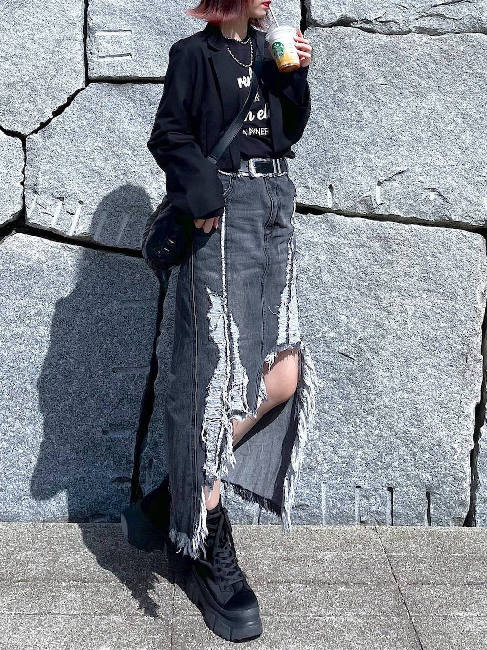 ブラック系のショルダーバッグ、ブラック系のブーツ、ブラック系のデニムスカートを着用したレディースの春コーディネートの7枚目の写真