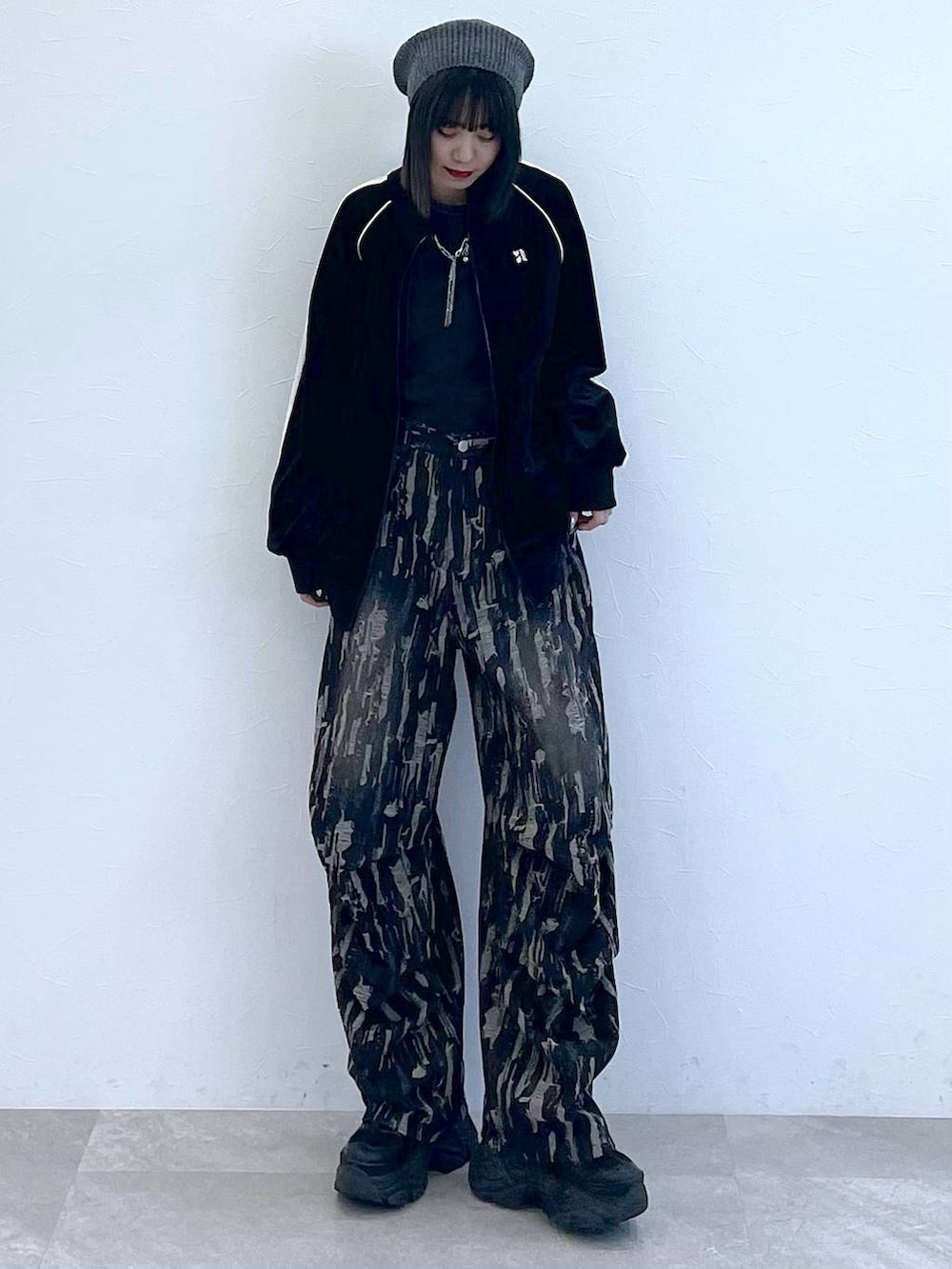 ブラック系のスニーカー、ブラック系のデニムパンツ、ブラック系のジャージを着用したレディースの秋コーディネートの6枚目の写真