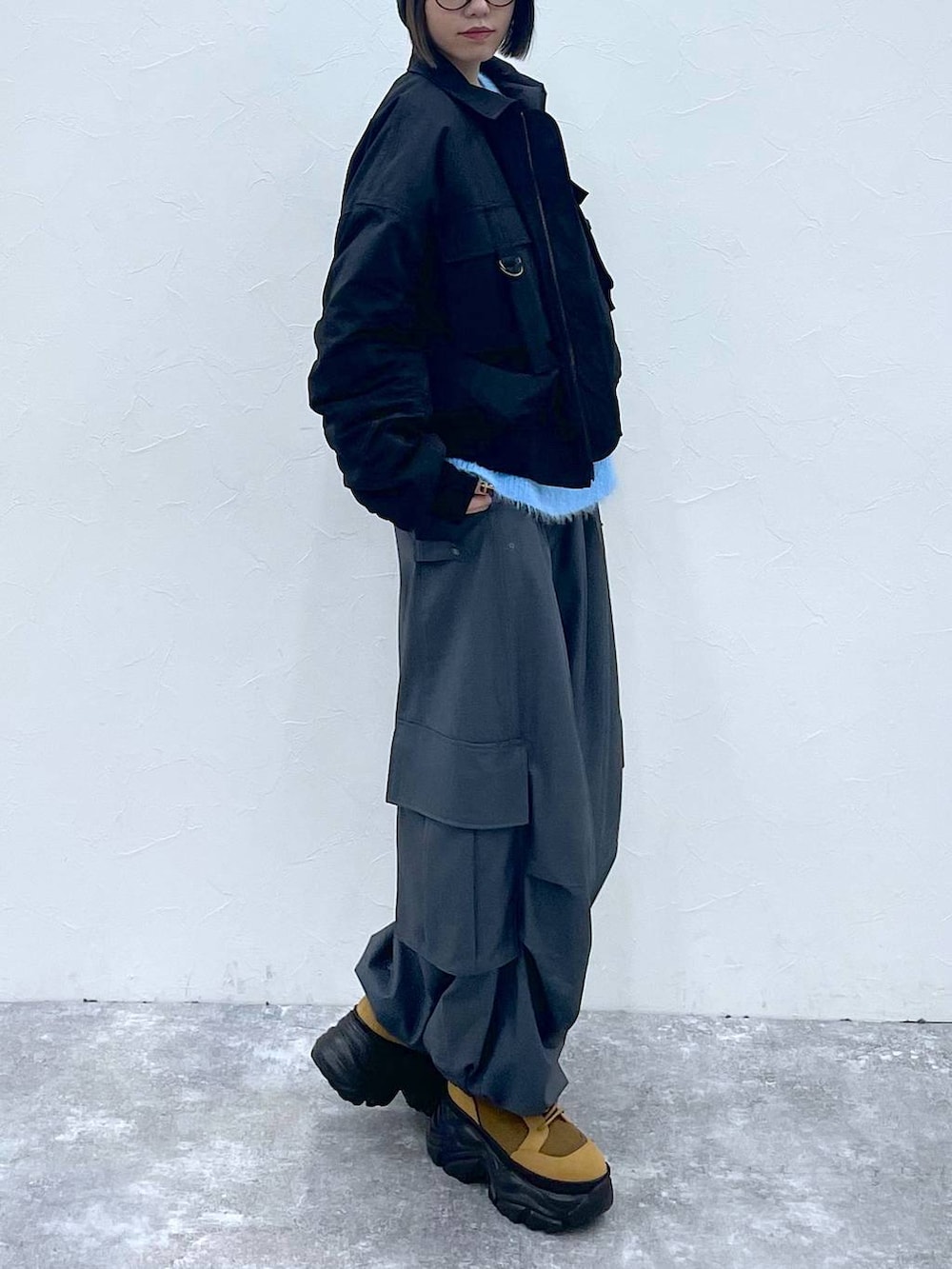 ブラウン系のブーツ、ブラック系のブルゾン、グレー系のカーゴパンツを着用したレディースの秋コーディネートの5枚目の写真