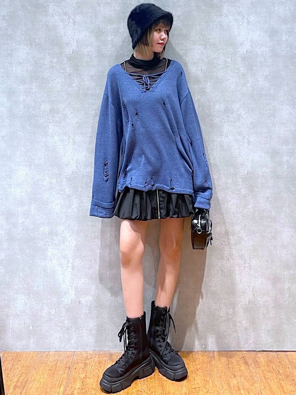 ブラック系のTシャツ/カットソー、ブラック系のスカート、ブラック系のボストンバッグを着用したレディースの冬コーディネートの2枚目の写真